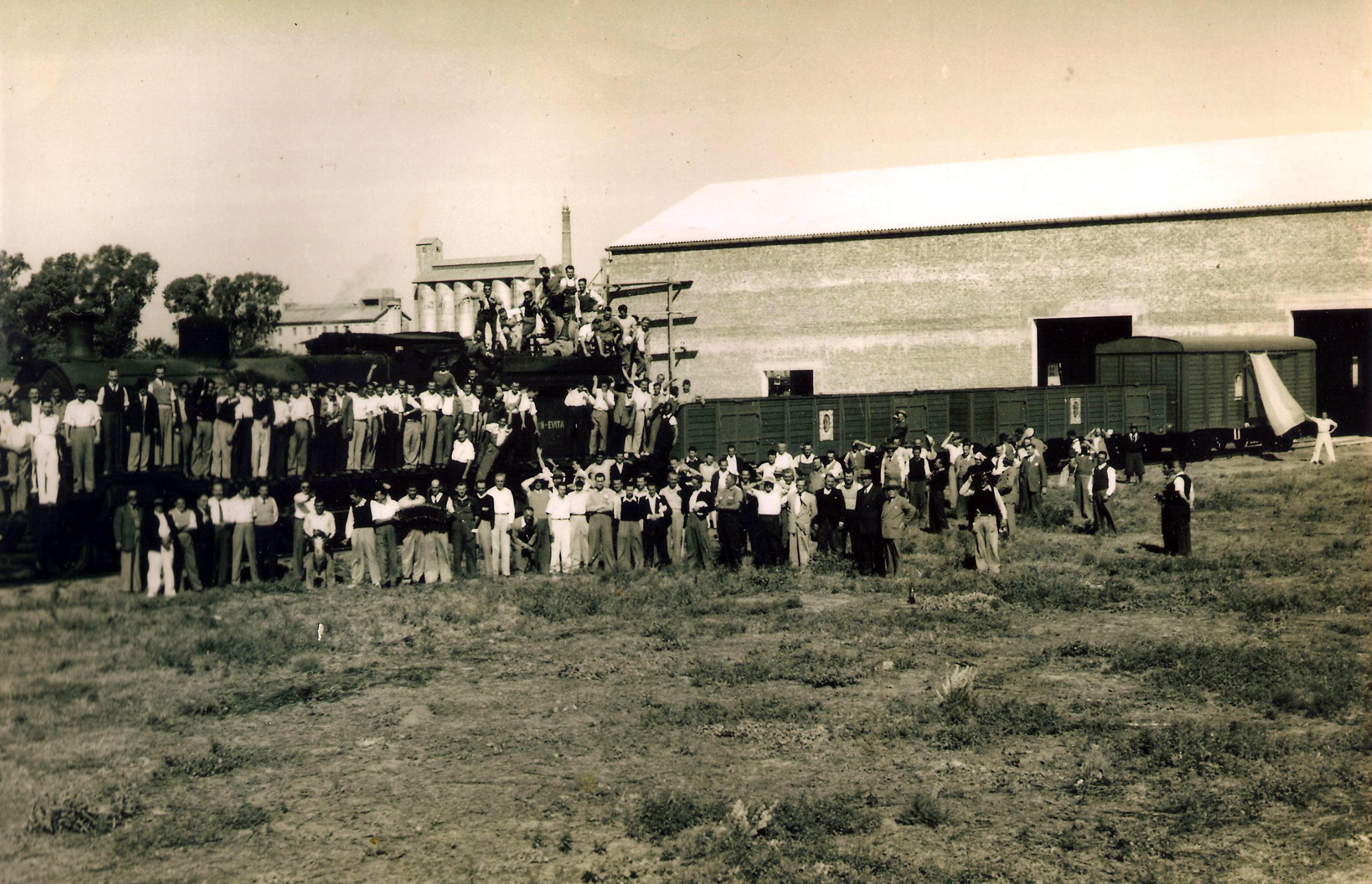 Imagen antigua de trabajadores de la planta